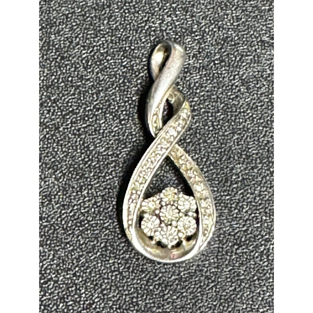 925 Sterling Silver Infinite Twist Loop Pendant w/Clear Stones in Flower Shape